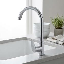 chrome-kitchen-faucet-modern-design